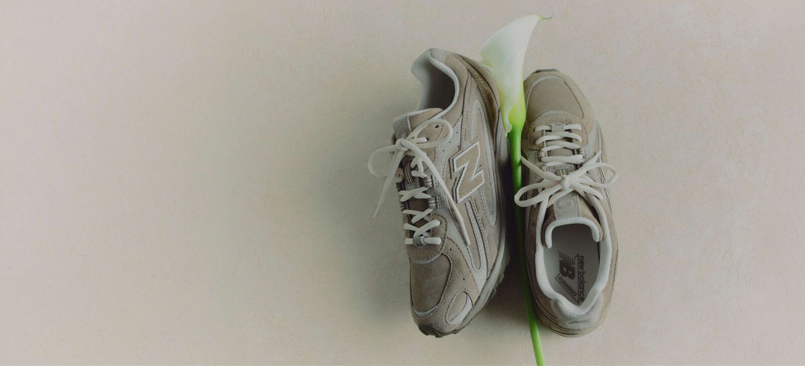 Pair of 204L sneakers with a lily 
